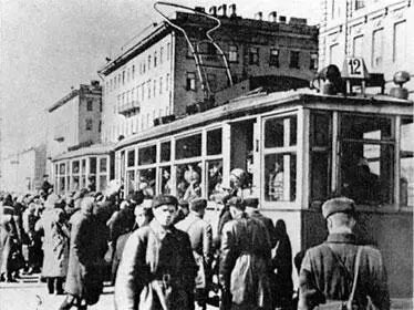 Пуск первого трамвая в блокадном Ленинграде 15 апреля 1942 года В - фото 345