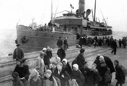 Эвакуация Ленинградцы во время посадки на пароход 1942 г Обстановка в - фото 351