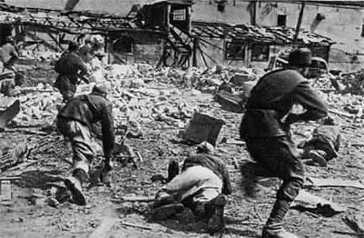 Советская пехота в бою В первой половине дня 17 апреля 30я армия ведет - фото 356