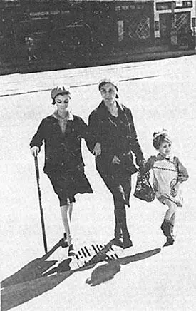 Весенний день 1942 года Две женщины идут по улице с ними девочка лет пяти - фото 370