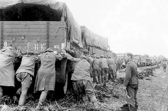 Советские военнопленные толкают немецкую технику в весеннюю распутицу Чтобы - фото 60