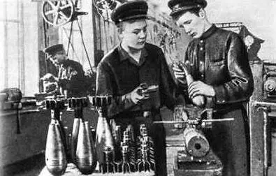 Ученики железнодорожного училища выполняют заказ для фронта Урал 1942 год - фото 72