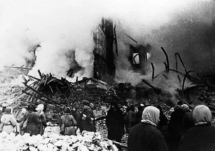 Ленинград в блокаде После очередного артобстрела 1942й год 2 мая 1942 г - фото 79