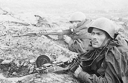 Советские солдаты в Крыму Г К Жуков вспоминал Както во время разговора - фото 91