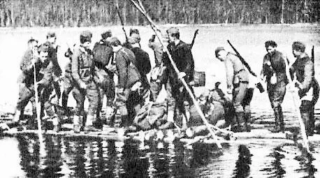 Переправа партизан через реку ЧиркоКемь в 40 км от линии фронта 1942 г - фото 92