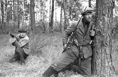 Советские партизаны в засаде Вспомним как это было В апреле 1942 года - фото 100