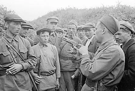 Командир партизанского отряда знакомит бойцов с оружием Смоленская область - фото 140