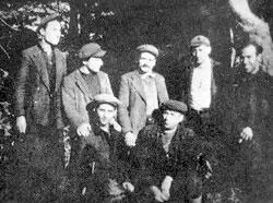 Группа партизан из отряда Антон Иванов 1942 г Партизанские землянки в - фото 161