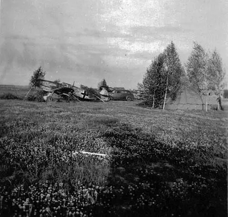 Маскировка немецкого полевого аэродрома Виден истребитель Мессершмитт BF - фото 164