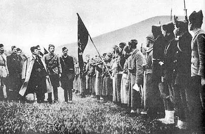 Весна 1942 Тито обходит строй 1й Пролетарской бригады костяк которой состоит - фото 180