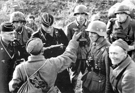 Лейтенанттанкист вермахта допрашивает советских военнопленных Оборона - фото 189