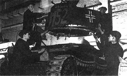 Ремонт трофейных танков на рембазе 82 Москва май 1942 г Военные действия - фото 195