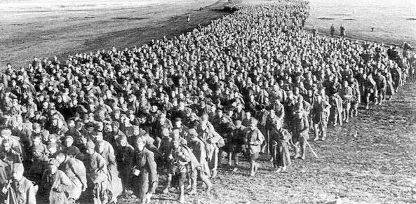 Колонна советских военнопленных под Харьковом Май 1942 г В это время Не - фото 205