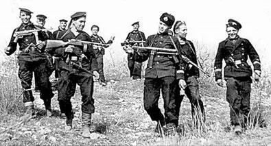 Группа разведчиков морской пехоты возвращается с задания Крым весна 1942 года - фото 215