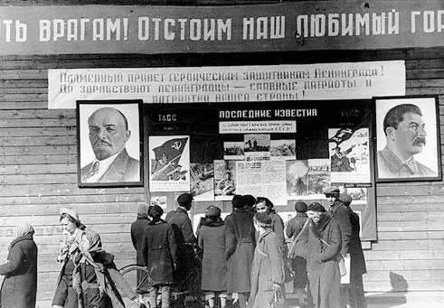 Весна 1942 г Блокада Ленинграда Работы по набивке взрывчаткой корпусов - фото 216