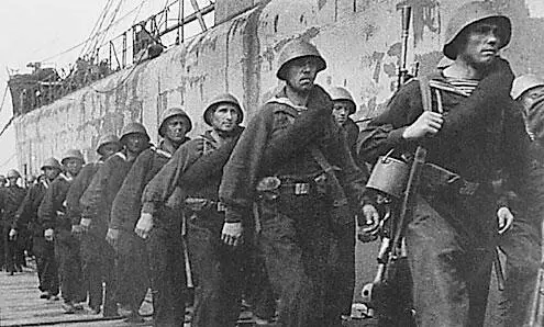 Морская пехота сходит на берег в Севастополе Май 1942 года С резервными - фото 221