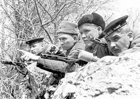Бойцы 7й брмп Севастополь май 1942 года 338й день войны Неправильное - фото 223