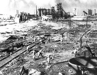 Во время боя на территории металлургического завода им Войкова 1942 г - фото 227