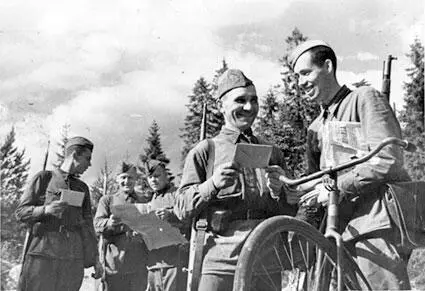 Почтальон вручает письма красноармейцам 26 мая 1942 г Вторник В - фото 229
