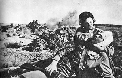 Помощь раненому Ленинградский фронт 1942 г 340й день войны Добившись - фото 233