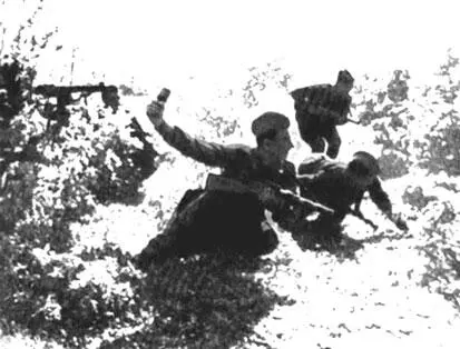 Разведка боем Неоднократные смелые попытки советских воинов прорвать фронт - фото 256