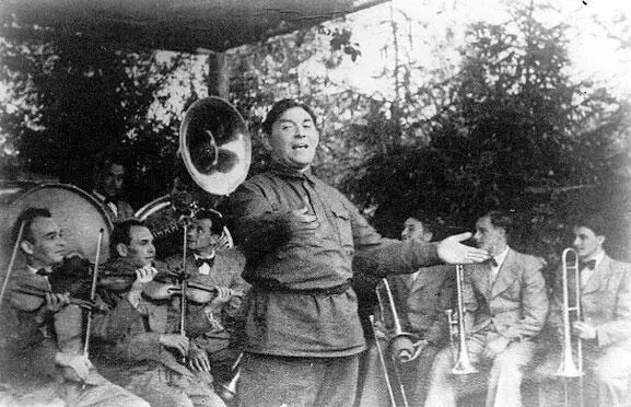 Выступление на фронте Утесова Л О 1942 год Вспомним как это было - фото 260