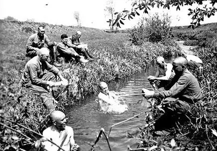 Бойцы после боя купаются в реке 1942 г Югозападный фронт Военные действия - фото 278