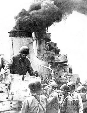 Прием на борт лидера Ташкент Сибирской стрелковой бригады Июнь 1942 г - фото 297