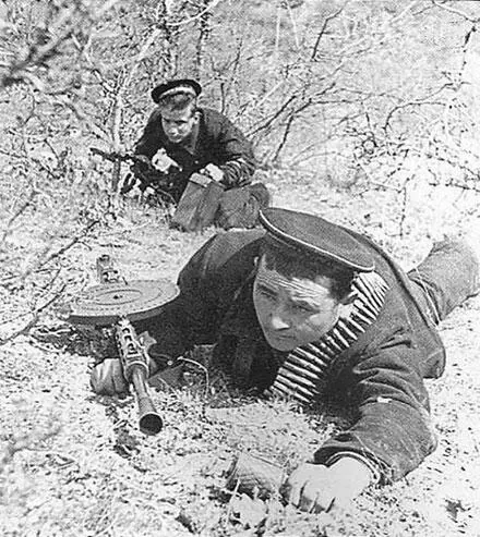 Бойцы 7 бригады морской пехоты в боях под Севастополем 8 июня 1942 г - фото 303