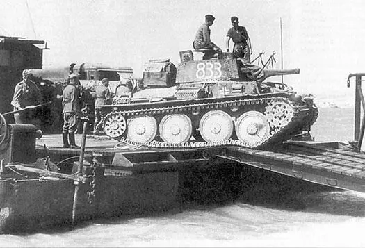 Танк Pz 38t выгружается с самоходного парома типа Зибель Крым 1942 год - фото 327
