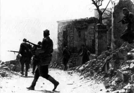 Уличные бои в Севастополе В ночь с 16 на 17 июня Удар немцы наносят на - фото 336