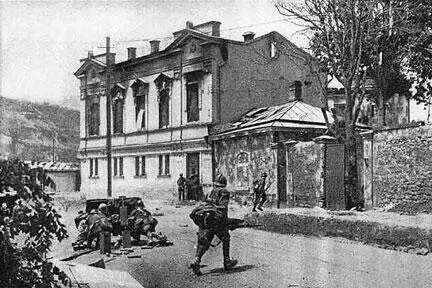 Румынская пехота ведет бой на окраине Севастополя июнь 1942 г Исход дня 26 - фото 412