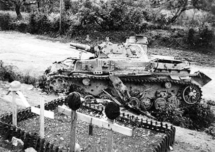 Подбитый тяжёлый танк Pz IV у могилы его экипажа Военные действия на других - фото 419