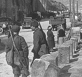 Бойцы Красной Армии и гражданское население в штольнях Инкермана Исход дня - фото 428