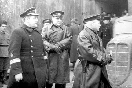 Слева направо комендант Береговой обороны генералмайор П А Моргунов член - фото 430