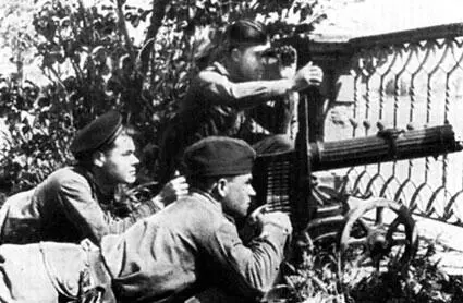 Пулеметный расчет на набережной Севастополя Исход дня 29 июня Советская - фото 449
