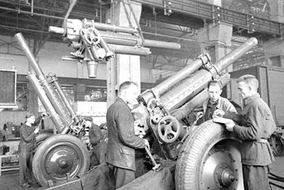 Рабочие военного завода за сборкой орудия 1942 г Урал Военные действия на - фото 459