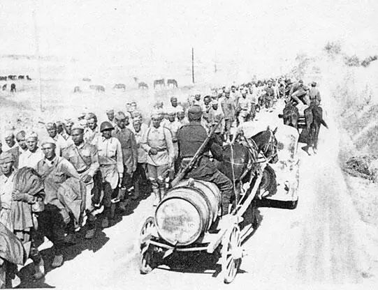 Колонна советских пленных 1942 г Нам удалось в общей суматохе уйти ползком - фото 478