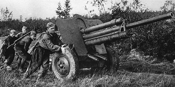 Артиллерийский расчет меняет позицию 1942 год Севастополь Перед рассветом - фото 479