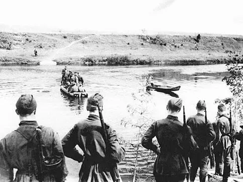 Группа бойцов на переправе 1942 Первая половина дня 3 июля Многие - фото 495