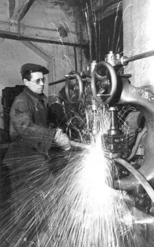 За выполнением срочного оборонного заказа 1942 г Вспомним как это было - фото 524