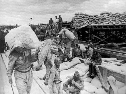 Разгрузка баржи с мукой для осажденного Ленинграда Лето 1942 г Из архивных - фото 543
