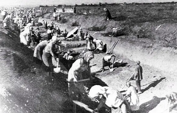Мирные жители на строительстве противотанковых рвов Сталинград 1942 год - фото 548