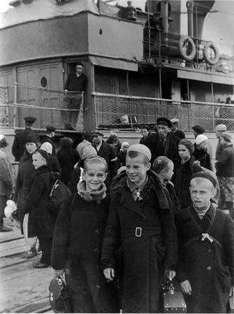 Ленинградские школьники перед отправкой в эвакуацию Лето 1942 г Эвакуация - фото 57
