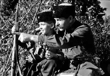 Гвардии капитан кавалерийского Казачьего корпуса С Т Чекурда дает боевое - фото 97