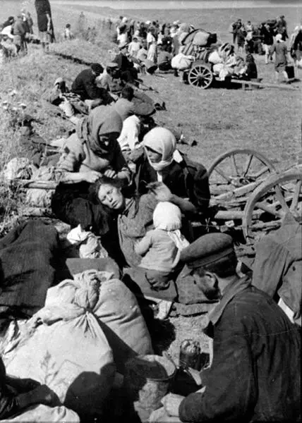 Беженцы из Сталинграда во время привала Трудовой фронт В дни грозной - фото 197