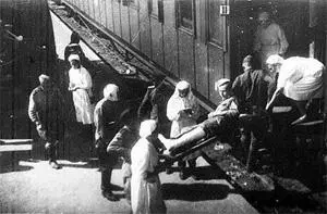 Погрузка раненых в санитарный поезд Была организована широкая сеть - фото 203