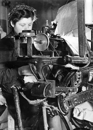Ткачиха комбината Трехгорная Мануфактура Утро 23 августа 1942 г - фото 216