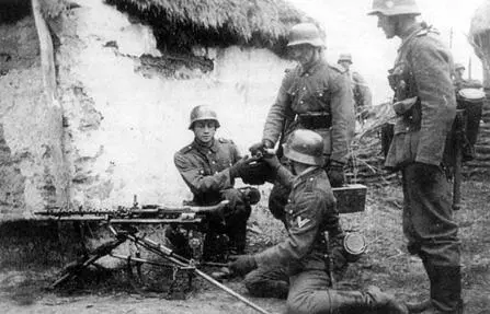 Расчет станкового пулемета MG34 готовится к уличным боям в пригородах - фото 217