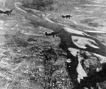 Пикирующие фашистские бомбардировщики над Сталинградом 23 августа 1942 г - фото 219